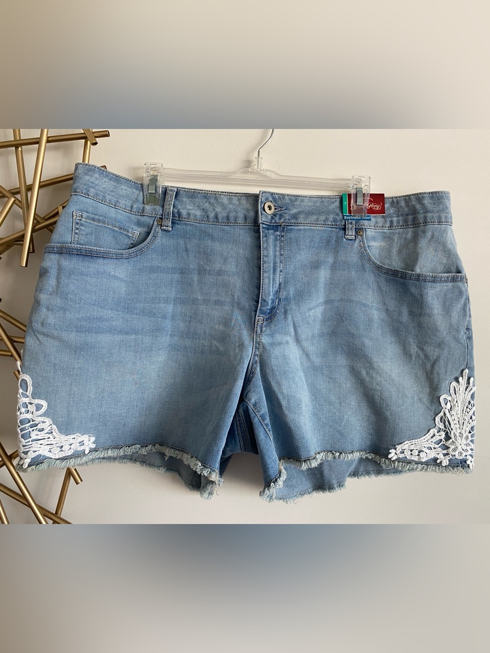 NWT Faded Glory Boyfriend Distressed Cut Off Denim Shorts White Lace Appliqué 18